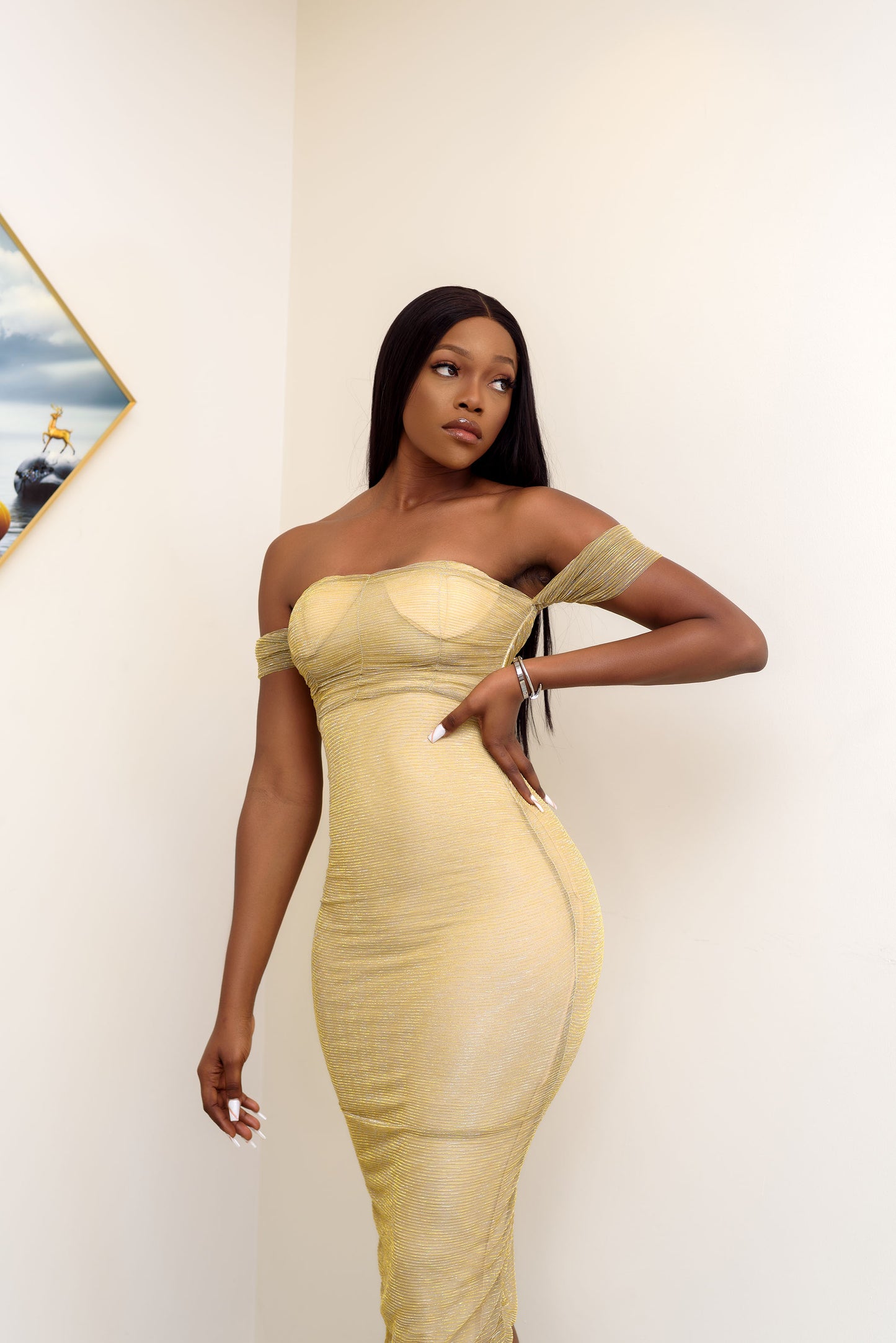 Elegant Off-Shoulder Dress Stylish and figure-hugging design