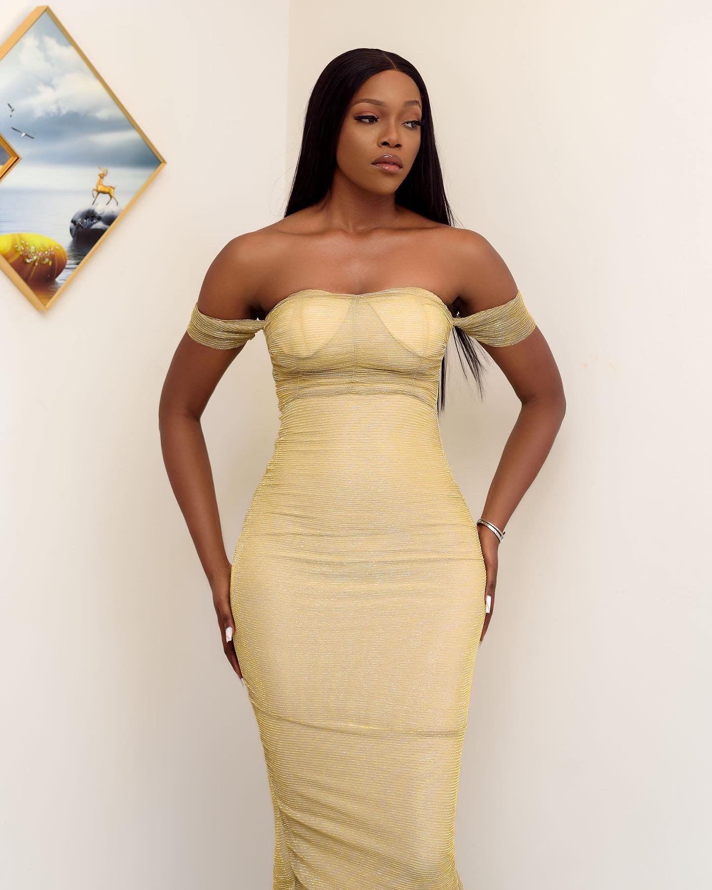 Elegant Off-Shoulder Dress Stylish and figure-hugging design